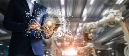 Homem mexe em seu tablet e aparecem ícones relacionados à automação